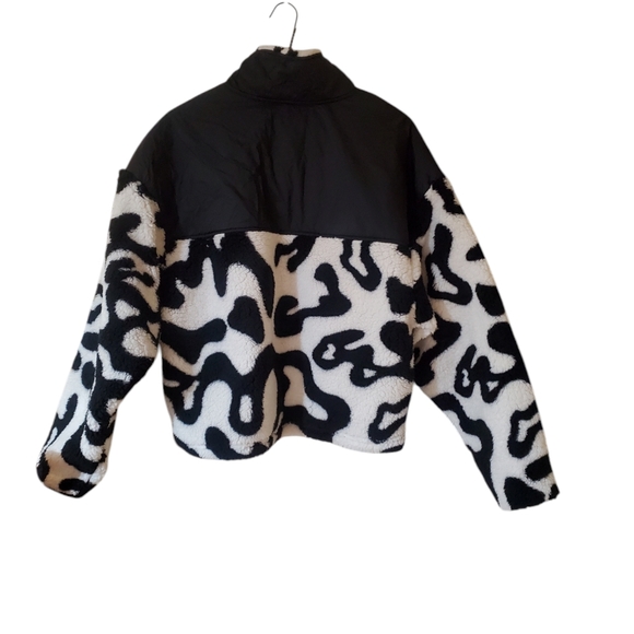 Woman Sherpa - Picture 2 of 3